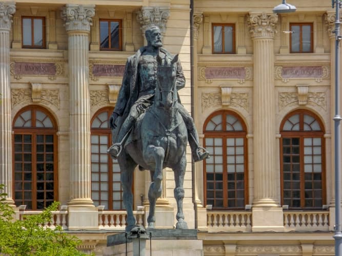 Tur ghidat pentru adolescenţi – Descoperă Calea Victoriei (13 ani+)